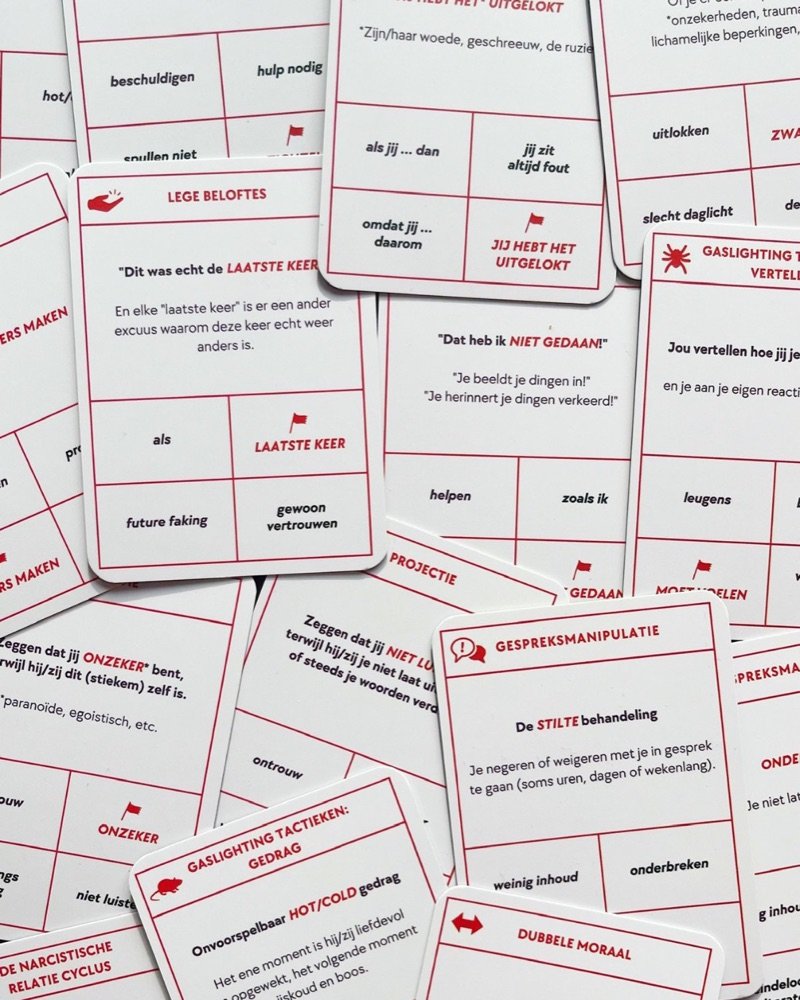 Een tafel vol kaarten uit het kwartet, zoals Lege beloftes, Schuld omdraaien en Dubbele moraal