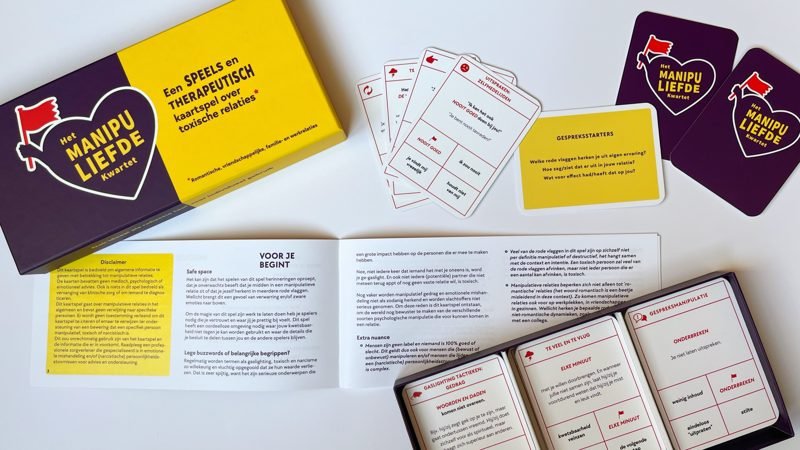 De inhoud van het kwartet uitgestald: doos, kaarten en boekje