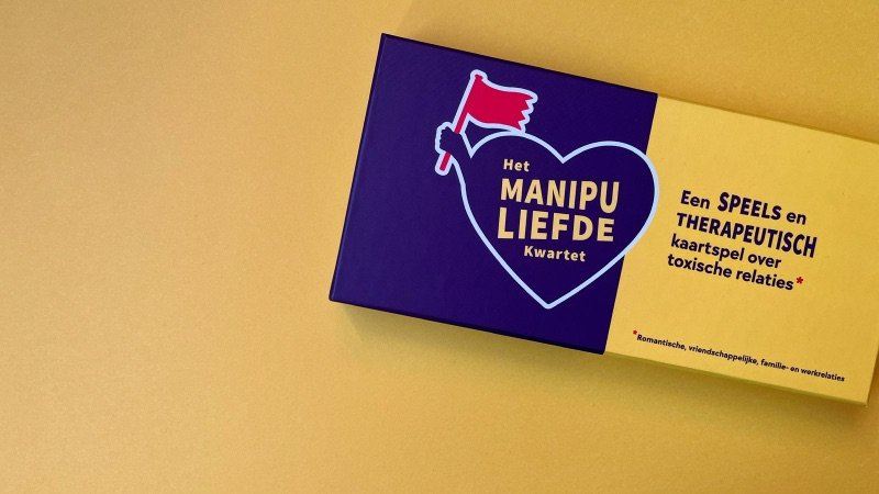De doos van het Manipuliefde Kwartet op een gele achtergrond
