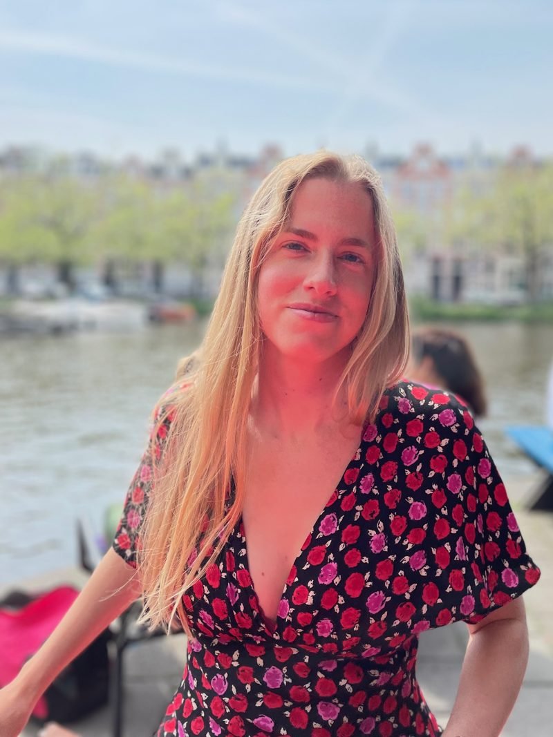 Marte van Os aan het water in Amsterdam